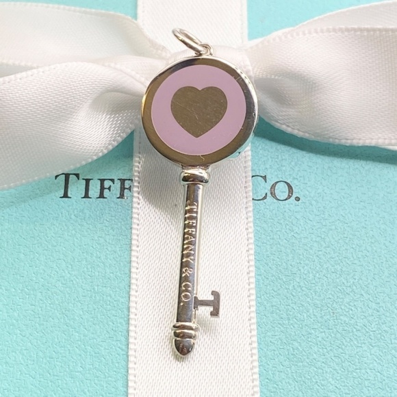 New Tiffany & Co. Lavender Purple Heart Key NewYork Charm Pendant Bracelet - Picture 4 of 7